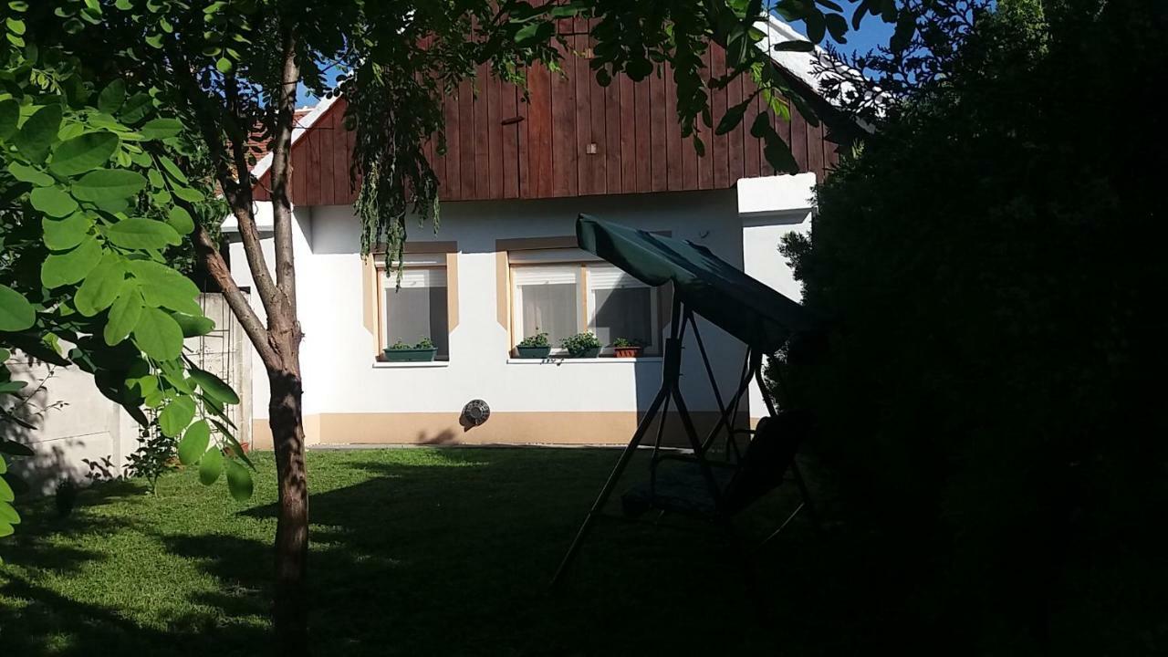 Julia Vendeghaz Sarrod Hotel Exterior photo